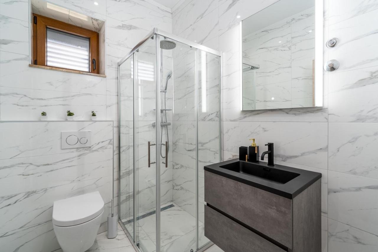 New! Promina Luxury Villa With 72Sqm Heated Pool, Jacuzzi, Infrared Sauna, Tennis Court, Media Room Bogatić Esterno foto