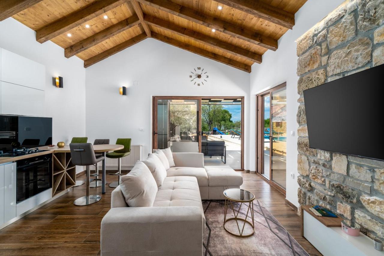 New! Promina Luxury Villa With 72Sqm Heated Pool, Jacuzzi, Infrared Sauna, Tennis Court, Media Room Bogatić Esterno foto