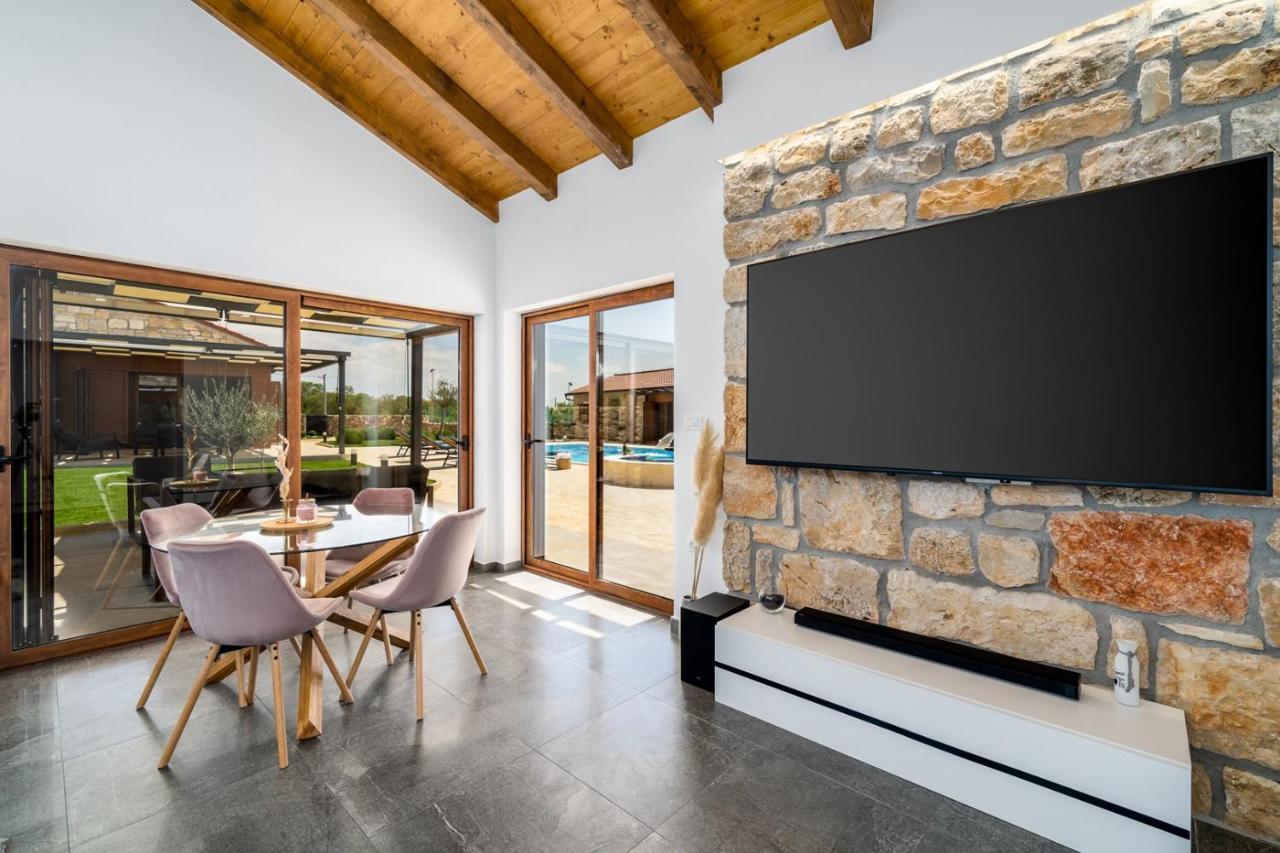 New! Promina Luxury Villa With 72Sqm Heated Pool, Jacuzzi, Infrared Sauna, Tennis Court, Media Room Bogatić Esterno foto